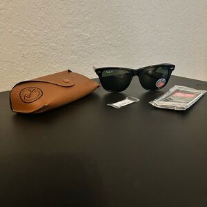 BRAND NEW POLARIZED RAY-BAN WAYFARER SUNGLASSES